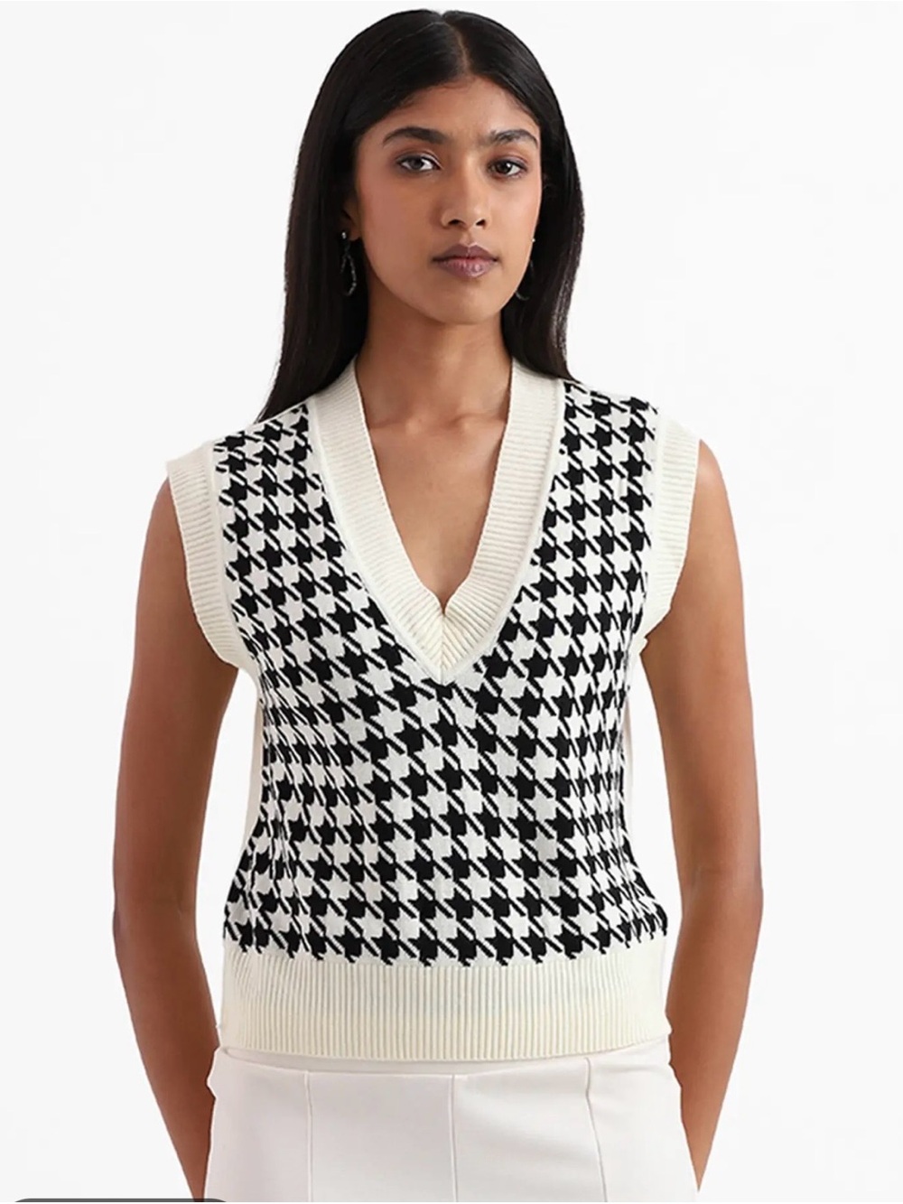 Hollister size small (oversized )Black & Cream Houndstooth V-Neck‎ Sweater Vest